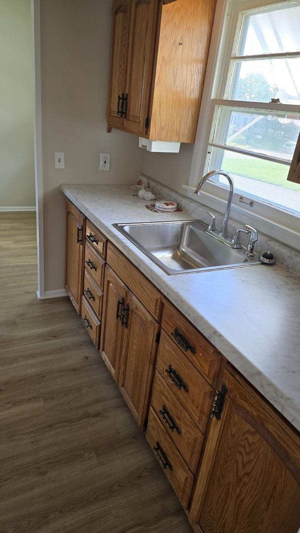 Building Photo - Recently Renovated 2 Bed 1 Bath