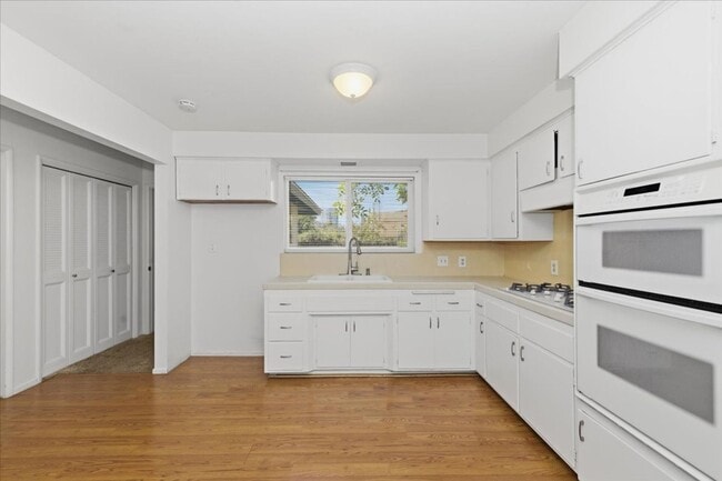 Building Photo - Prime Location for Busy Med Students