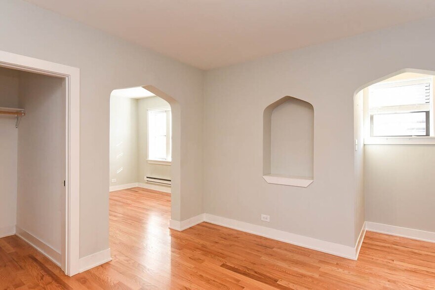 Building Photo - 4418 N Wolcott Ave