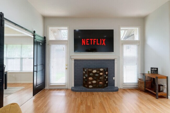 Building Photo - 701 Summerglen Dr