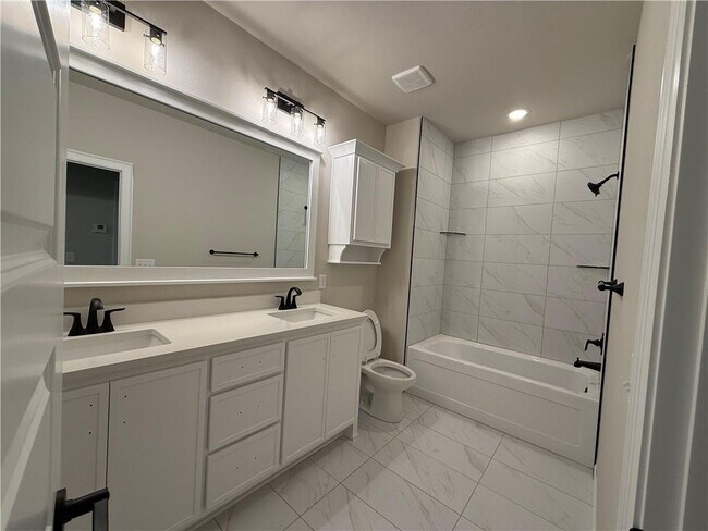 Building Photo - 1900 Farmer St