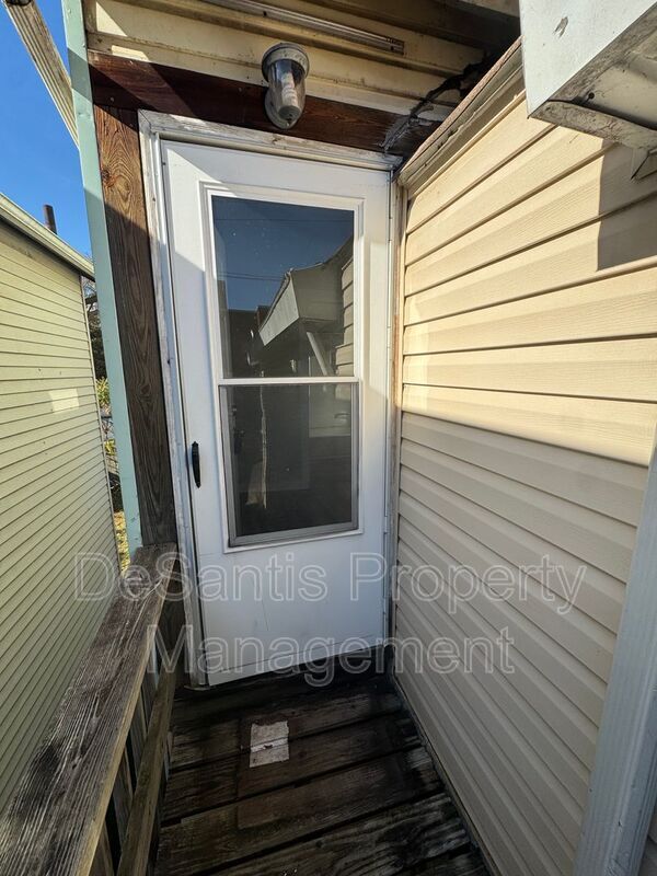 Building Photo - 207 Railroad Ave