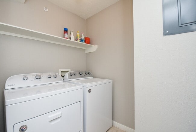 Building Photo - 8051 Bay Branch Dr