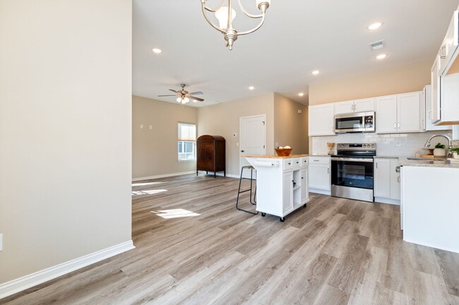 Building Photo - 867 Rosemary Ln