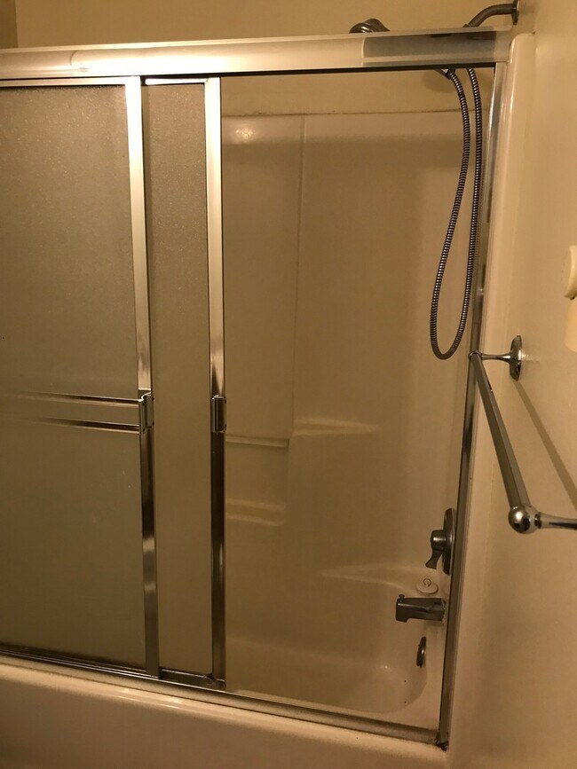 Building Photo - (SAM 15) 3 bedroom and 1.5 Bathroom duplex