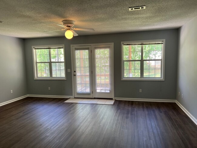 Building Photo - 113 Pineridge Dr