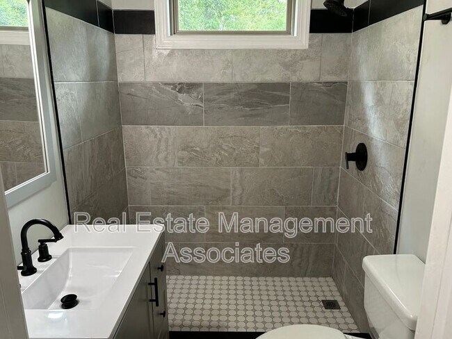 Building Photo - 206 W Tinsley St