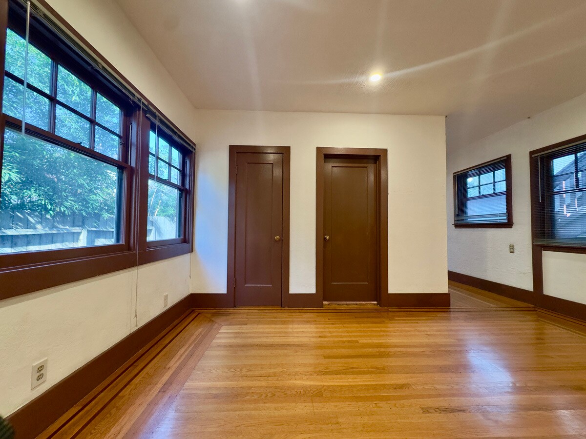 Building Photo - 2733 Russell St