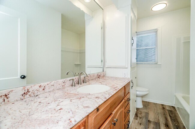 Building Photo - Super nice 5 Bedroom 3 bath property for r...