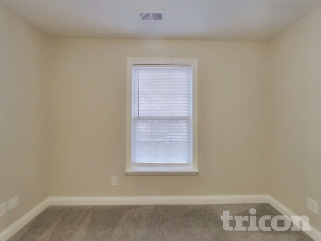 Building Photo - 722 Chestnut Ln