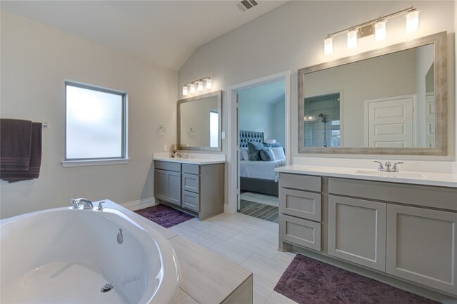 Building Photo - 1930 Creekwood Cv