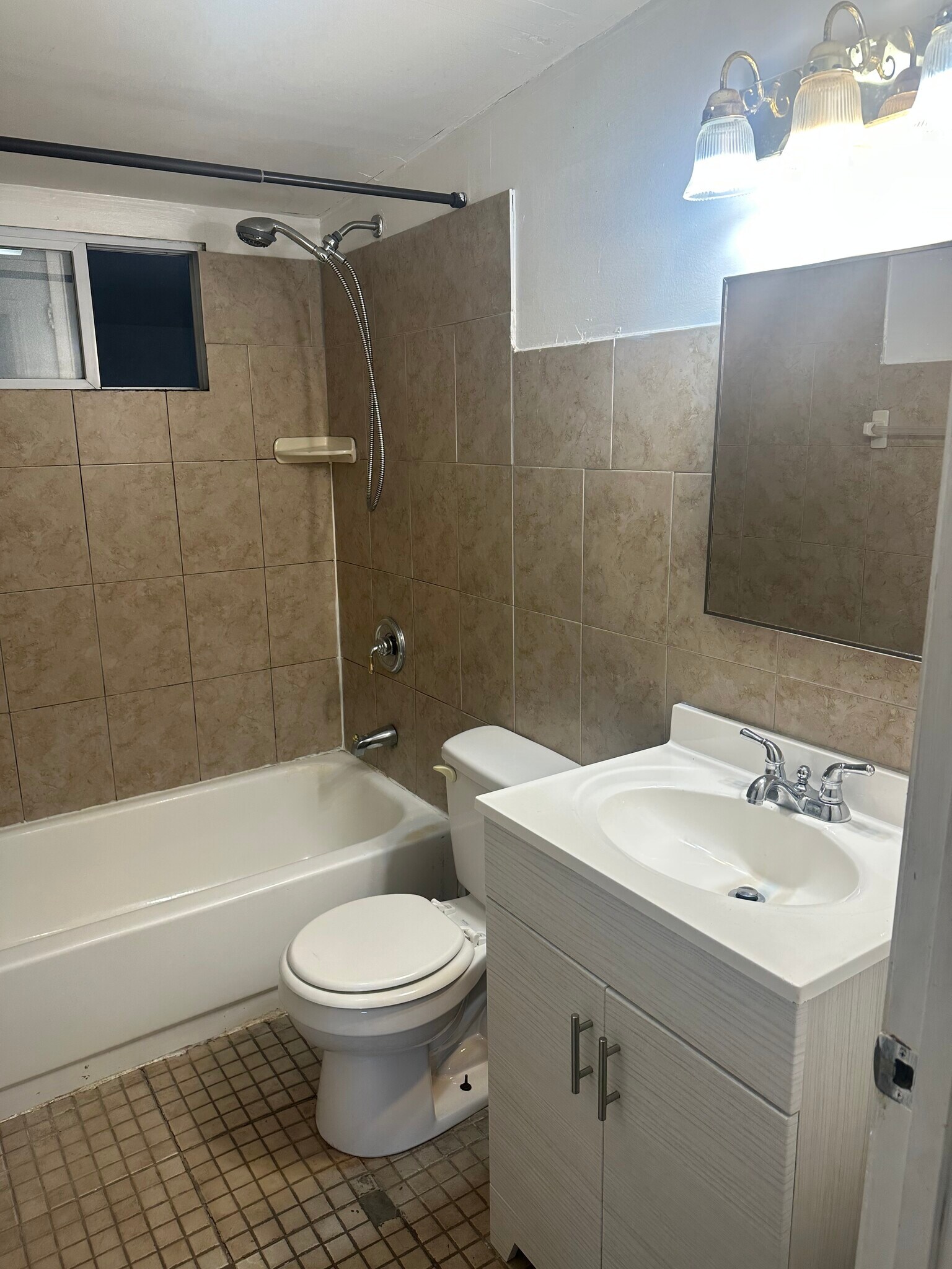 Building Photo - 404 Riverview Dr