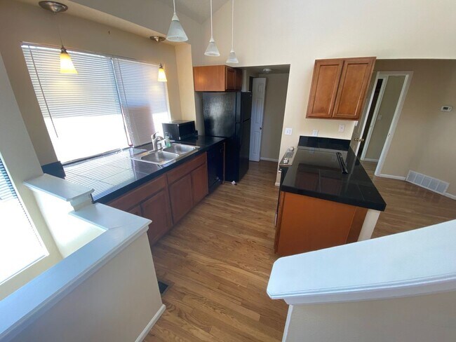 Building Photo - Beautiful 3 Bedroom 2 Bath Townhome Close ...