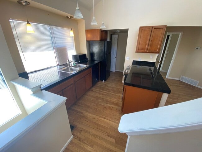 Building Photo - Beautiful 3 Bedroom 2 Bath Townhome Close to the Mountains!!