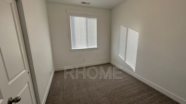 Building Photo - 386 Willow Leaf Rd