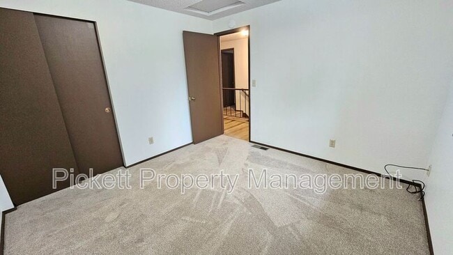 Building Photo - 5401 Pineridge Dr NE