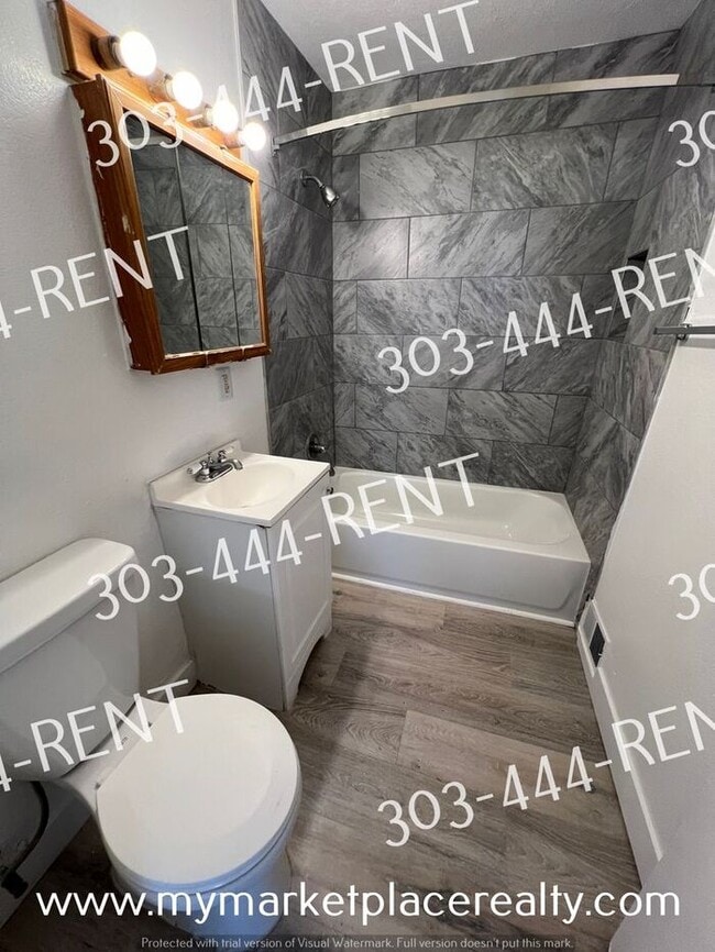 Building Photo - Quaint 3 Bedroom in Denver!
