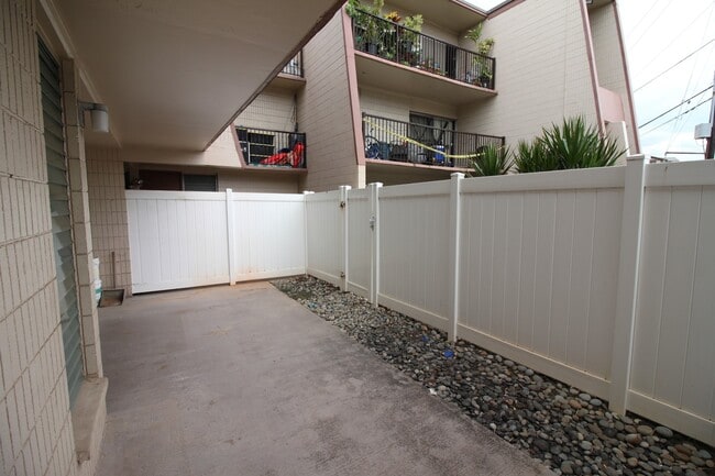Building Photo - 2 bed, 1 bath, 1 parking Unit available in...