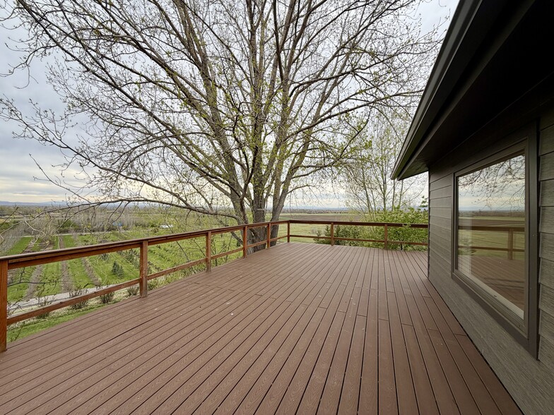 Deck - 5014 Justin Ln