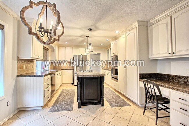 Building Photo - 5 Bed, 2.5 Baths Luxury Home in Murrayhill Near Cooper Mtn Parks