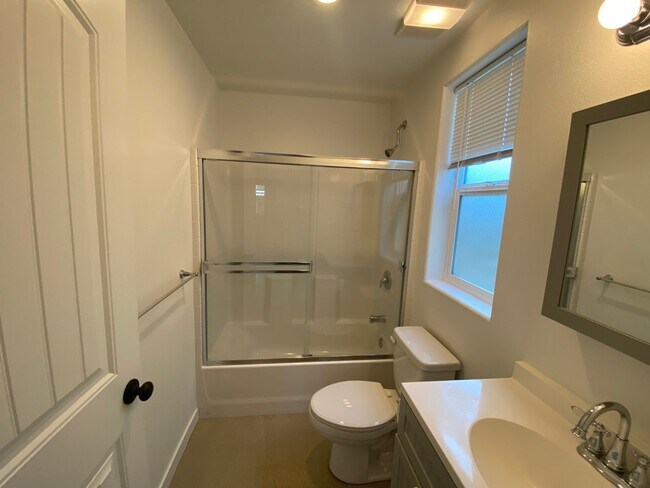 Building Photo - 1540 Park St