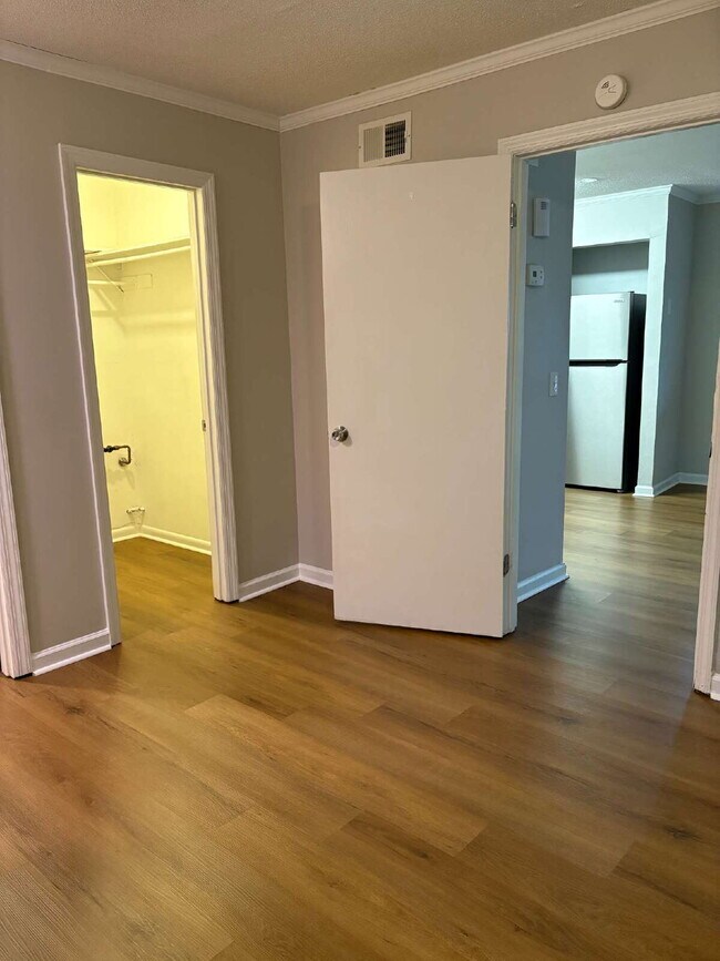 Building Photo - 105 P' Poole Ave #101: Red Bank 1Bed/1Bath Apartment w/ Laundry Units, Central AC, and Granite Co...