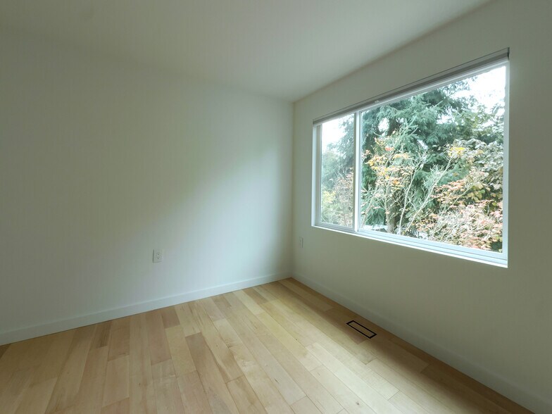 Building Photo - 600 124th Ave NE