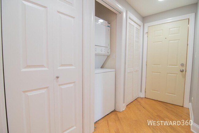 Building Photo - 2036 Arthur-2E