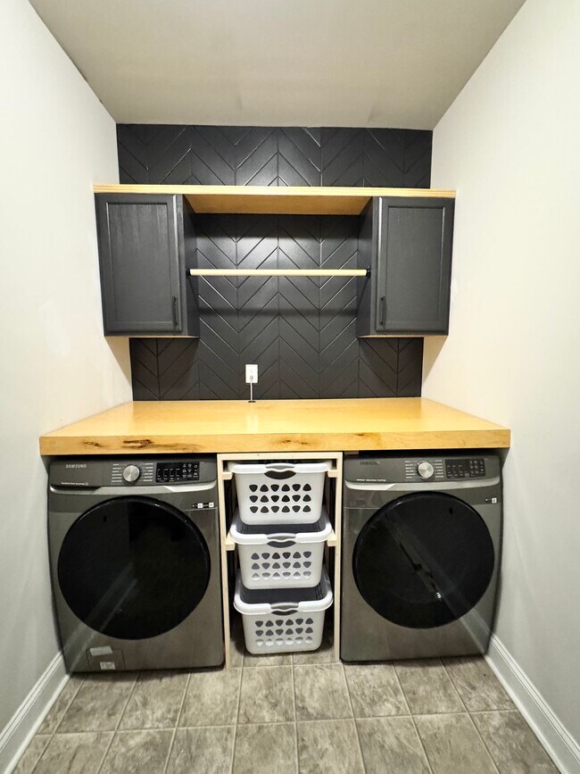 Building Photo - 615 Overland Ct