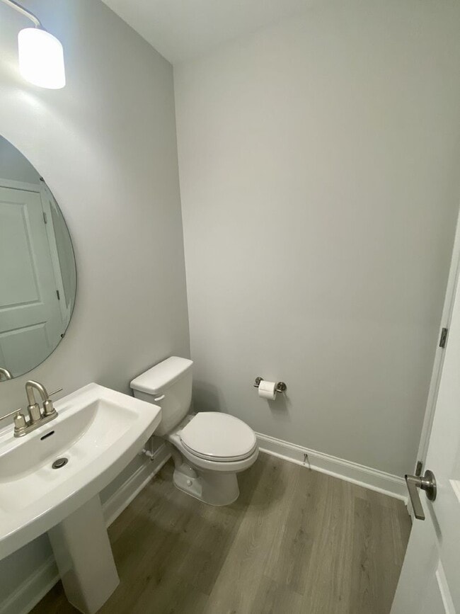 Building Photo - End Unit Townhouse in Terraces at Farmington