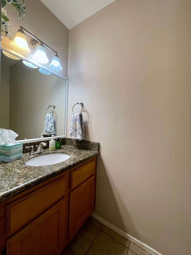 Building Photo - END OF JULY PRE-LEASE  2 Bed, 2.5 Bath Condo Near Campus On Bus Route!