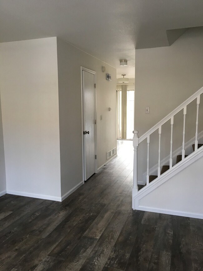 Building Photo - Darling 3 bedroom, 3 bath Louisville Townhome Available June 7