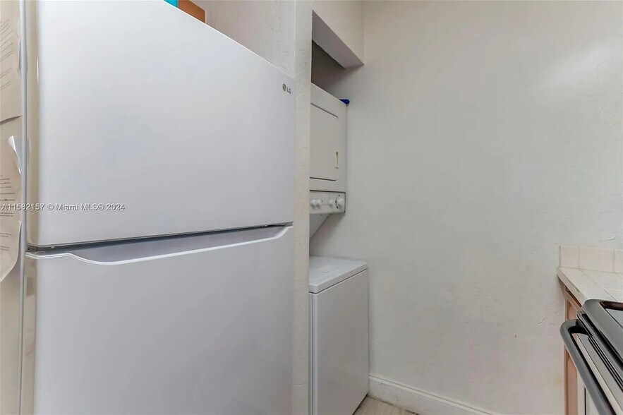 Building Photo - 2646 Riverside Dr