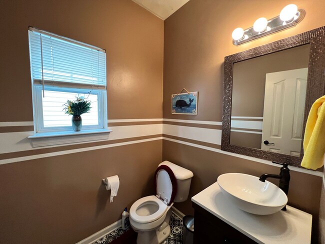 Building Photo - 3 bedroom home in sought after Whitaker Pl...