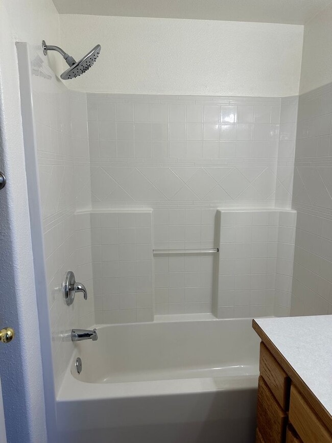 Building Photo - Updated 2 bedroom 2 bath triplex in Spring...
