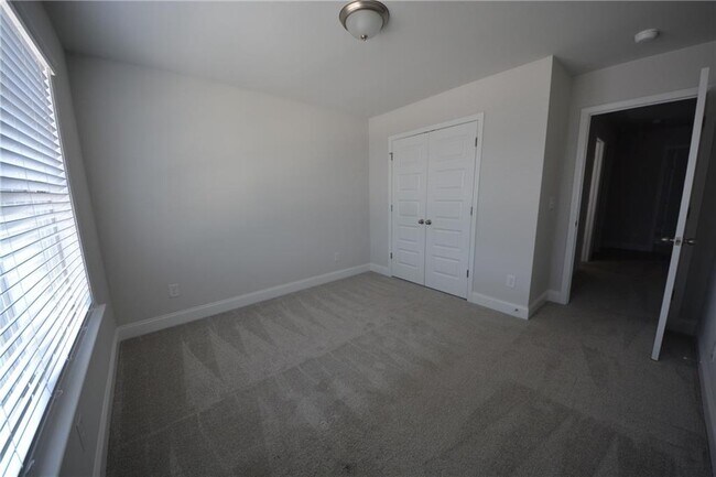 Building Photo - 547 Hellen Vly Dr