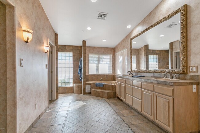 Building Photo - 8423 E Thunderbird Rd