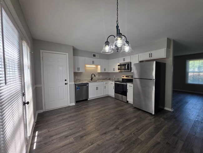 Building Photo - 2 bedroom 1.5 bath townhome in Hendersonville with garage