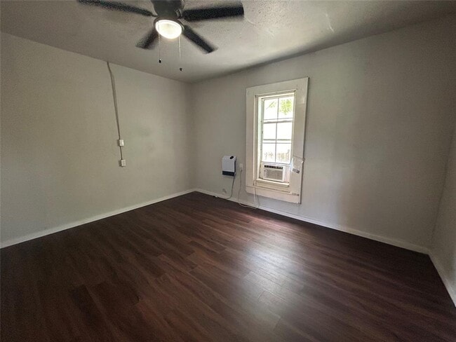 Building Photo - 400 Symes St