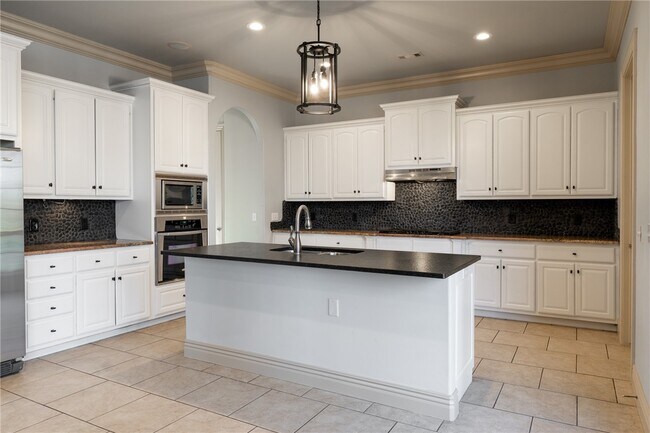 Building Photo - 5106 S Sloan Cir