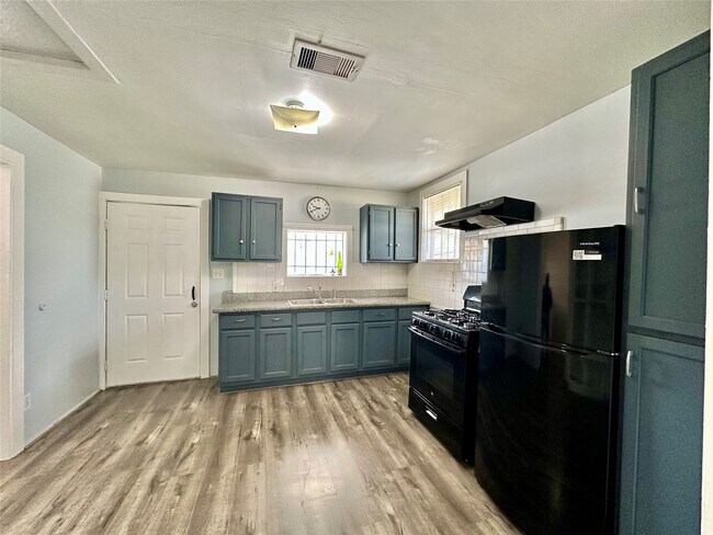 Building Photo - 305 N Live Oak St