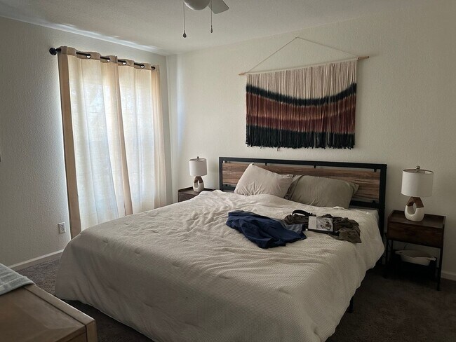 Building Photo - Fully Furnished Three Bedroom Spring Valle...