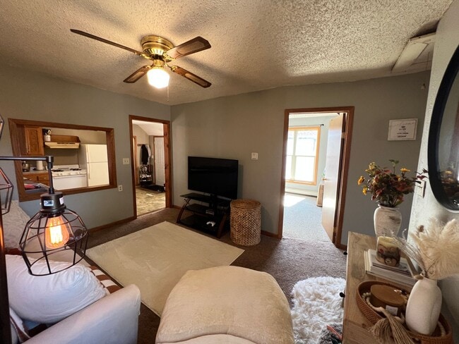 Building Photo - Upper Level 2 Bedroom Apartment - AVAILABLE JUNE
