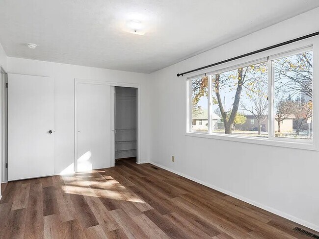 Building Photo - 624 2nd St