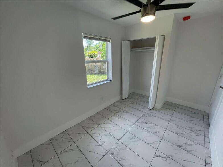 Building Photo - 1131 NW 15th Ct