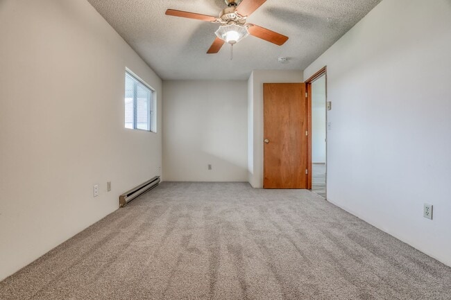 Building Photo - Great 2 Bed 1 Bath Duplex w/ New Flooring ...
