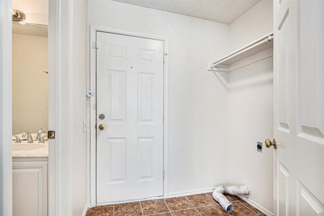 Building Photo - 8201 Cloverglen Ln