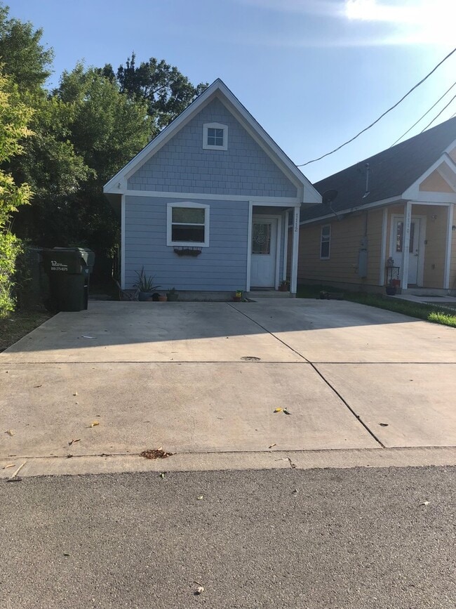 Building Photo - Adorable 2 Bed 1 Bath Home