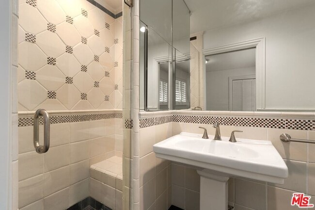 Building Photo - 519 N Rexford Dr