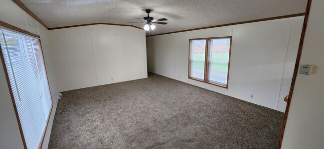 Building Photo - Nice, large, mobile home on outskirts of T...